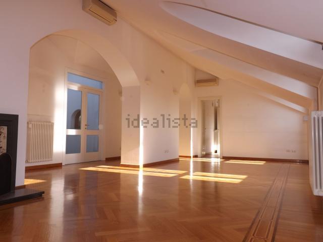 Appartamento in affitto di 230 m² in Via Lorenzo Mascheroni, 17