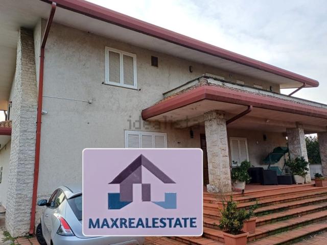 Appartamento in affitto di 240 m² in Via Termine D&apos Alatri