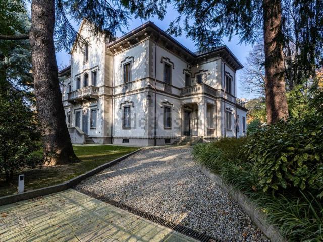 Appartamento in affitto di 244 m² in Viale Cesare Battisti, 6
