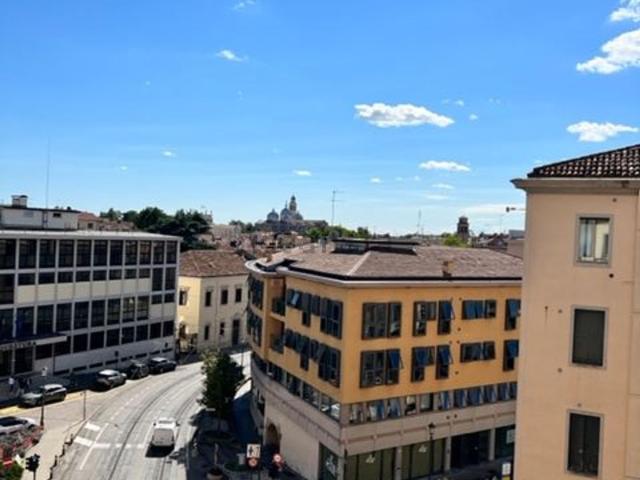 Appartamento in affitto di 250 m² in Via Roma