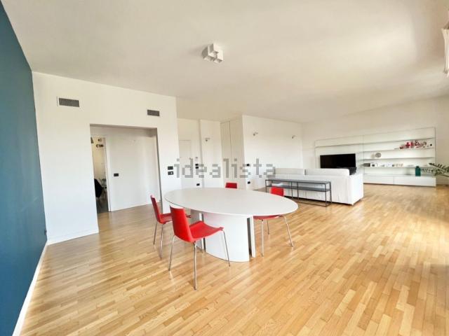 Appartamento in affitto di 250 m² in Viale Luigi Majno