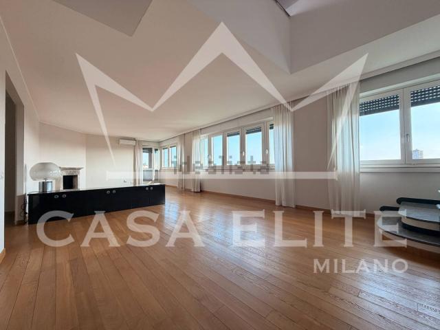 Appartamento in affitto di 258 m² in Via Francesco Melzi d&apos Eril, 26