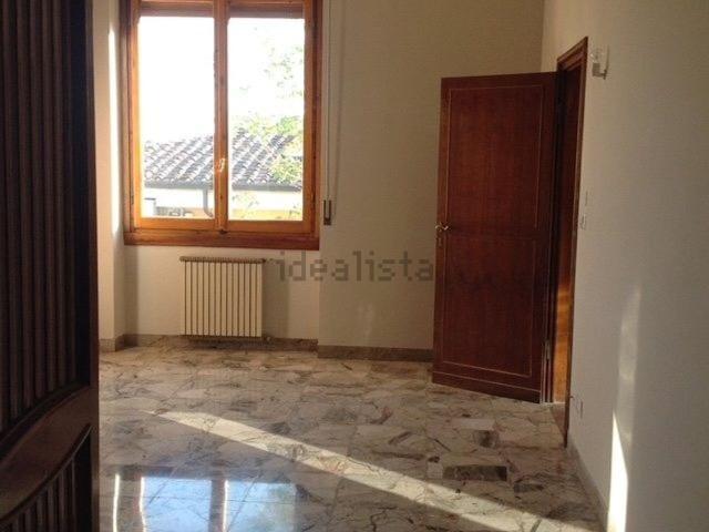 Appartamento in affitto di 259 m² in Via Bezzecca