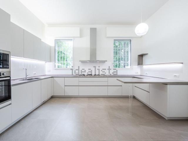 Appartamento in affitto di 260 m² in Via Bellacosta
