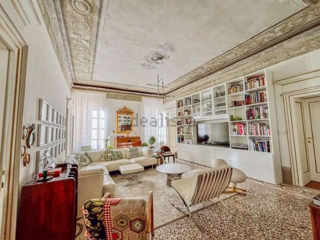 Appartamento in affitto di 260 m² in Via Marsala