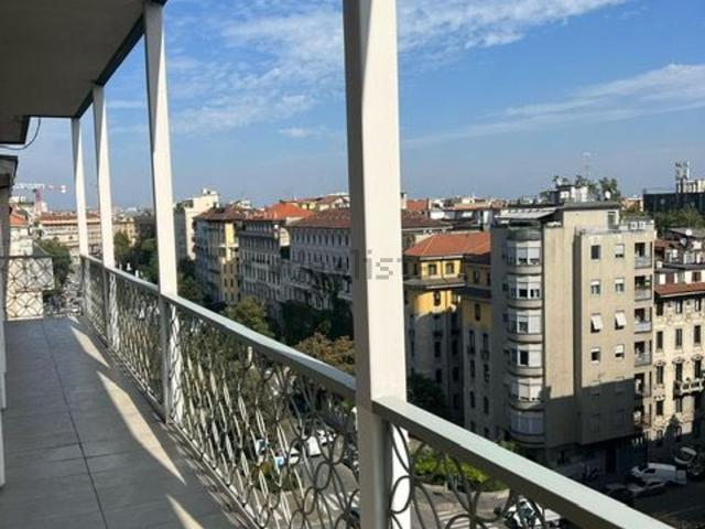 Appartamento in affitto di 260 m² in Viale Luigi Majno, 21