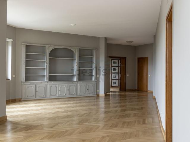 Appartamento in affitto di 260 m² in Piazza Stefano Jacini