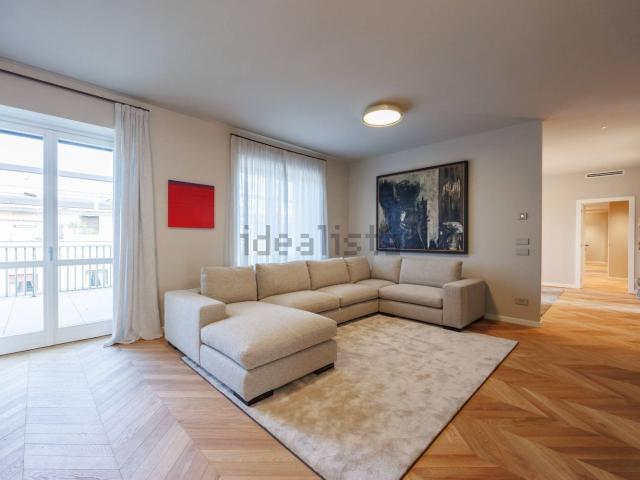 Appartamento in affitto di 269 m² in Via Bruno Buozzi