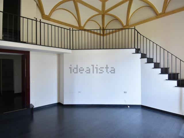 Appartamento in affitto di 269 m² in Via Pontini