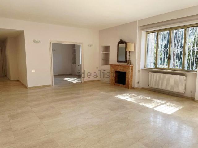 Appartamento in affitto di 270 m² in Via Cassia