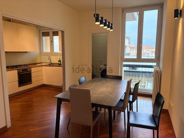 Appartamento in affitto di 270 m² in Via Giuseppe Longhi, 10