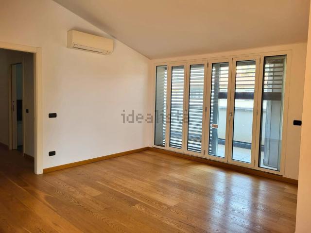 Appartamento in affitto di 274 m² in Via Gustavo Modena