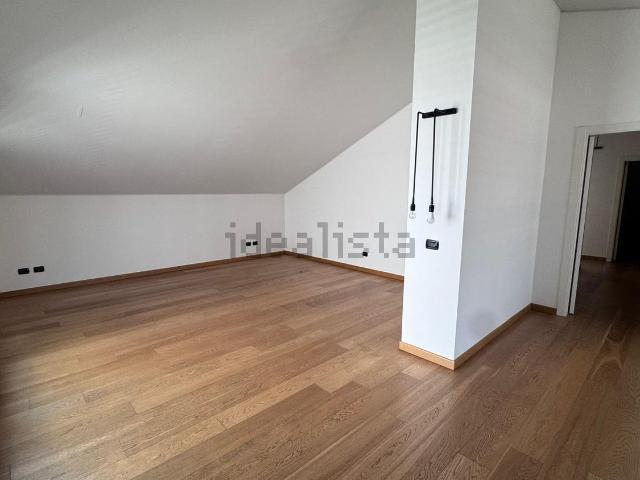 Appartamento in affitto di 274 m² in Via Gustavo Modena
