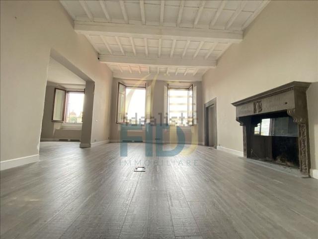 Appartamento in affitto di 280 m² in Via del Parione
