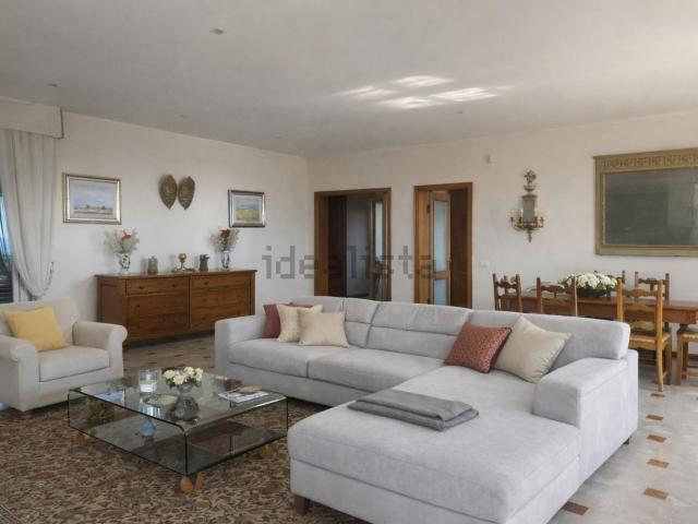 Appartamento in affitto di 280 m² in Via Roberto Ardigò, 14