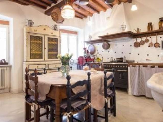 Appartamento in affitto di 290 m² in Via Mura Sud
