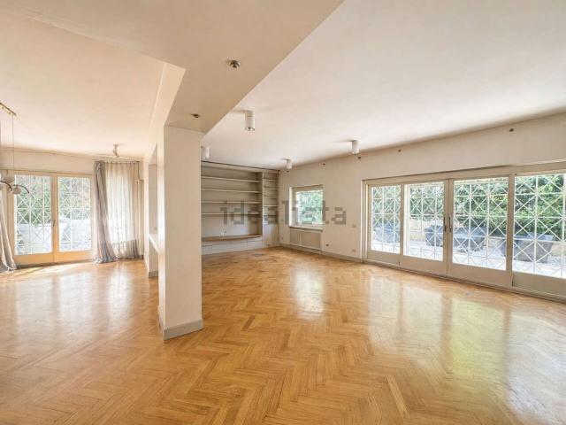 Appartamento in affitto di 300 m² in Via Giacinta Pezzana