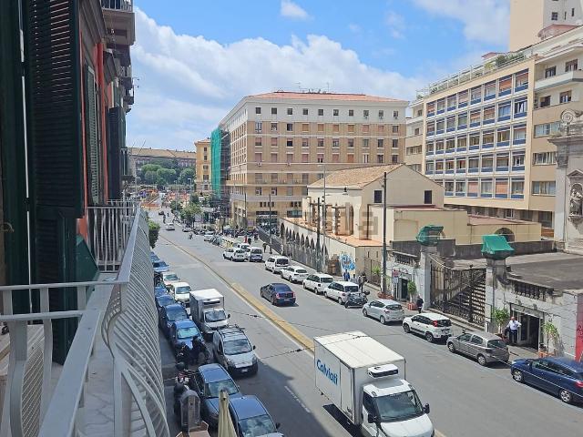 Appartamento in affitto di 300 m² in Via Medina, 13