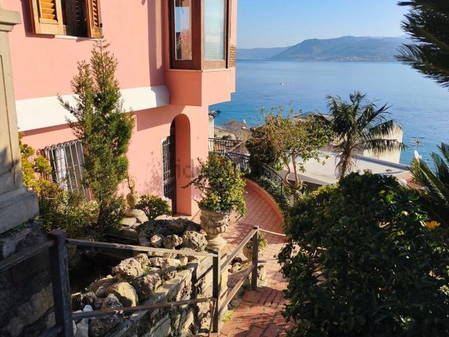 Appartamento in affitto di 300 m² in Strada Panoramica dello Stretto, 650