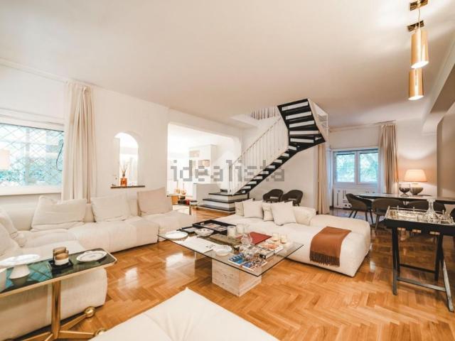 Appartamento in affitto di 310 m² in Viale Cortina d&apos Ampezzo, 170