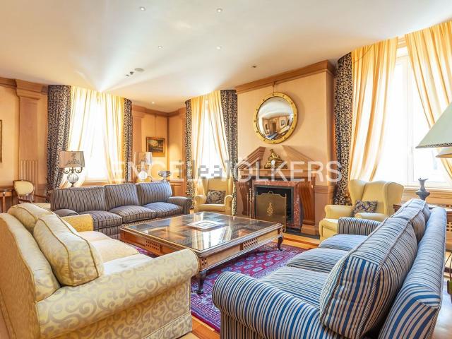 Appartamento in affitto di 316 m² in Via Maria Cristina