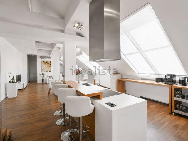 Appartamento in affitto di 340 m² in Via Marina