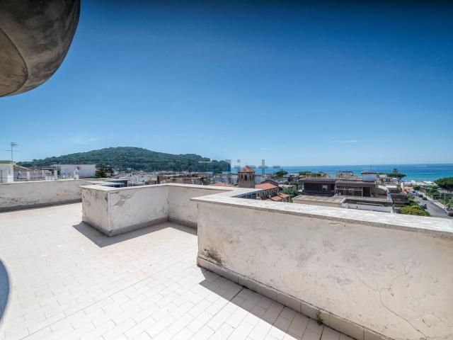 Appartamento in affitto di 343 m² in Via Bologna