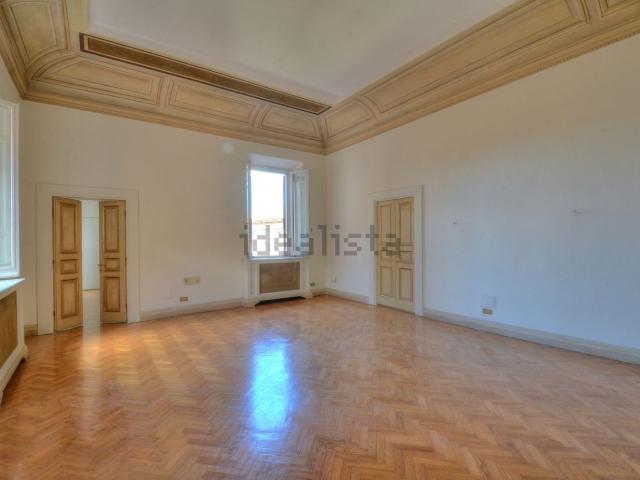 Appartamento in affitto di 350 m² in Piazza dell&apos Orologio