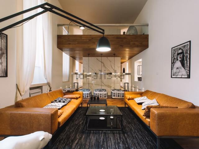 Appartamento in affitto di 390 m² in Via Giovanni Maria Angioy, 18