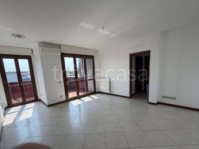 Appartamento in in affitto da privato a Cologno Monzese via Umberto Giordano, 3/c, non arredato/vuoto, box, terrazzo TrovaCasa