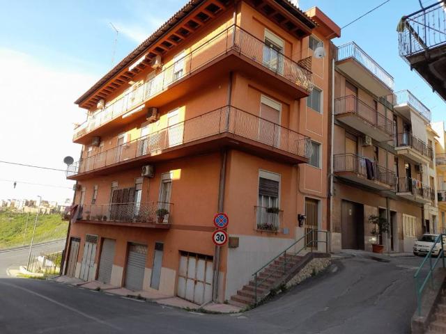 Appartamento in in affitto da privato a Carlentini via San Silvestro, 18, non arredato/vuoto, posto auto, box TrovaCasa