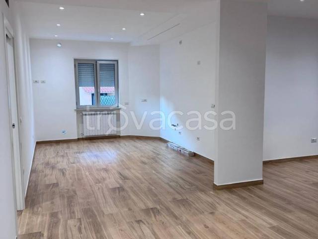 Appartamento in in affitto da privato a Caserta via Niccolò Jommelli, 2, da privato, vicinanze negozi, luminoso TrovaCasa