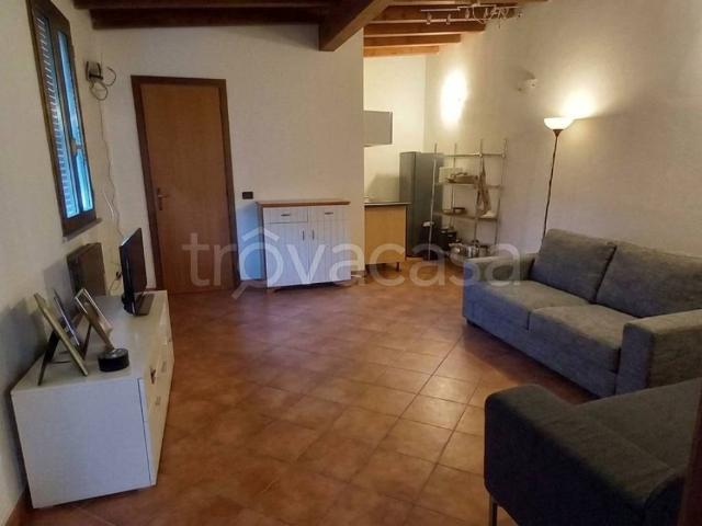 Appartamento in in affitto da privato a Casorezzo via Parabiago, Snc, da privato, travi a vista, lavatrice TrovaCasa