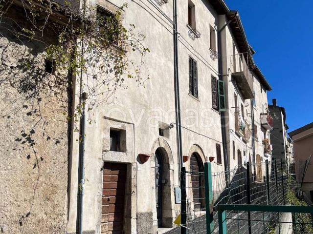Appartamento in in affitto da privato a Castel di Sangro via Aurelio Balzano, 73, arredato, da privato, centrale TrovaCasa