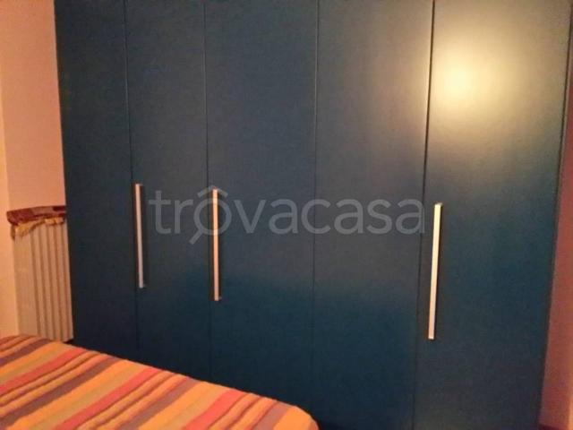 Appartamento in in affitto da privato a Desenzano del Garda via Giulio Cesare, 20, arredato, giardino privato, box TrovaCasa