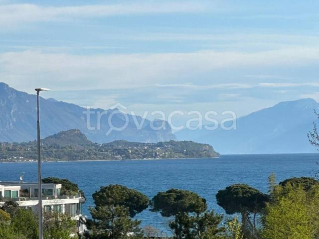 Appartamento in in affitto da privato a Desenzano del Garda via Monte Corno, 3, arredato, giardino privato, box TrovaCasa