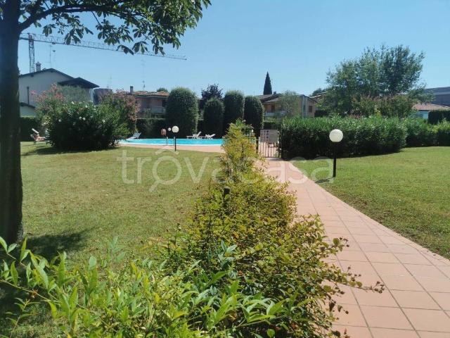 Appartamento in in affitto da privato a Desenzano del Garda via Mincio, 2, arredato, giardino privato, posto auto TrovaCasa