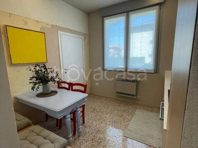 Appartamento in in affitto da privato a Desenzano del Garda via Pratomaggiore, 140, terrazzo, da privato, lavatrice TrovaCasa