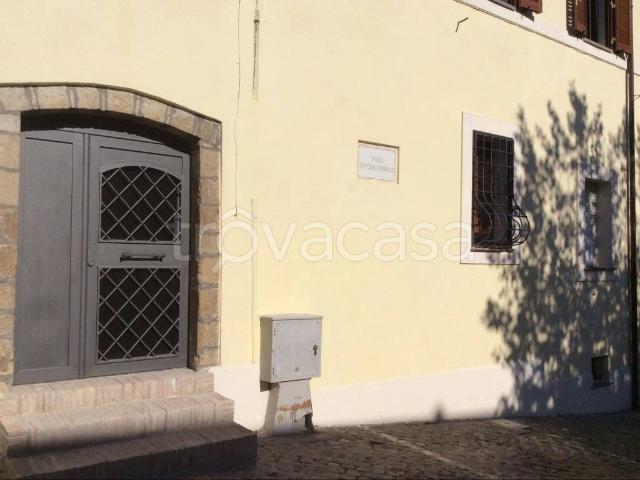 Appartamento in in affitto da privato a Formello piazza Vittorio Emanuele, 1, arredato, da privato, travi a vista TrovaCasa