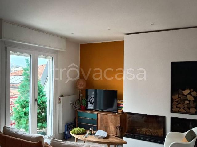 Appartamento in in affitto da privato a Lecco via Gaetano Previati, 5, da privato, caminetto, ultimo piano TrovaCasa