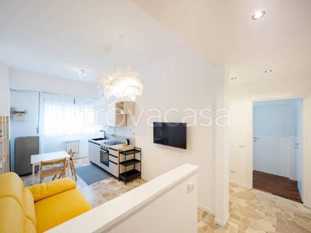 Appartamento in in affitto da privato a Milano via Bonaventura Zumbini, 42, da privato, cucina a vista, cabina armadio TrovaCasa