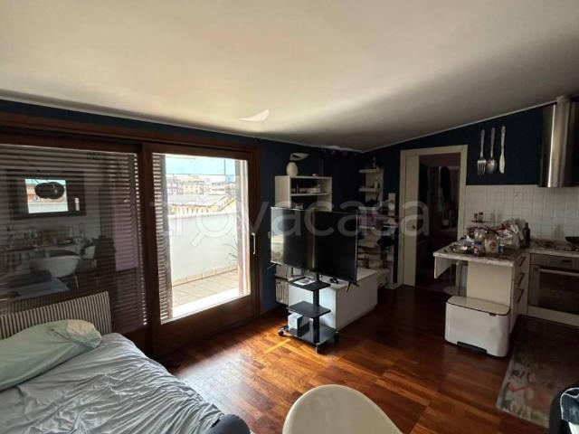 Appartamento in in affitto da privato a Milano via Giovanni Pierluigi da Palestrina, 6, da privato, ultimo piano, balcone TrovaCasa