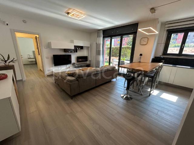 Appartamento in in affitto da privato a Milano via Senigallia, 7, arredato, giardino privato, box TrovaCasa