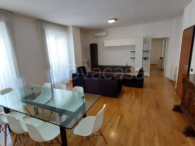 Appartamento in in affitto da privato a Milano viale Legioni Romane, 5, da privato, ristrutturato, luminoso TrovaCasa