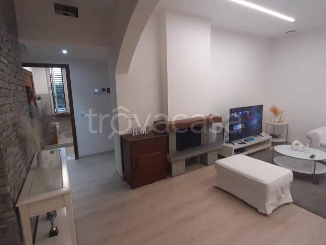 Appartamento in in affitto da privato a Novara via Bartolomeo Taegio, 4, da privato, riscaldamento autonomo, caminetto TrovaCasa