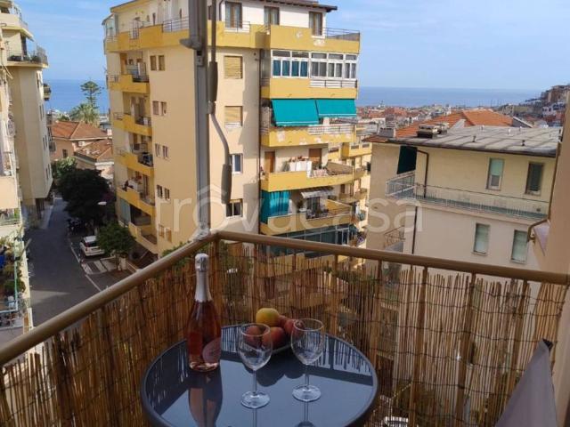 Appartamento in in affitto da privato a Sanremo via Zeffiro Massa, da privato, vista mare TrovaCasa