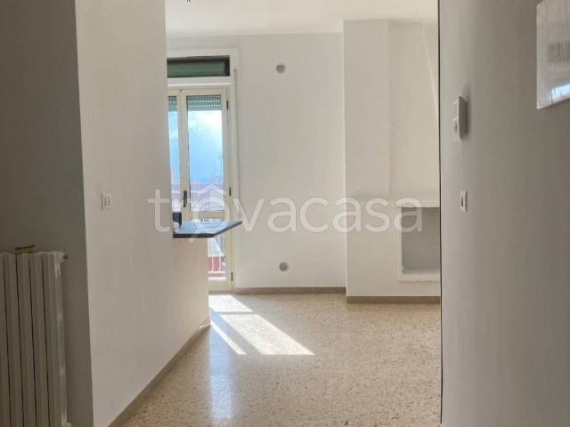 Appartamento in in affitto da privato a Putignano via Piave, 40, da privato, parzialmente ristrutturato, doppi vetri TrovaCasa