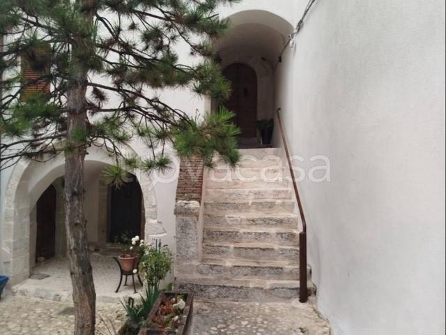 Appartamento in in affitto da privato a Rocca di Mezzo via Pietro Tiberio, Snc, da privato, caminetto, centrale TrovaCasa