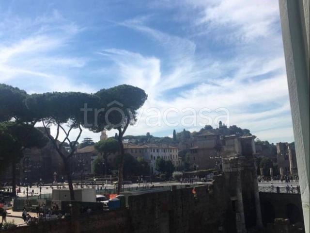 Appartamento in in affitto da privato a Roma via Tor de' Conti, 22, arredato, da privato, centrale TrovaCasa