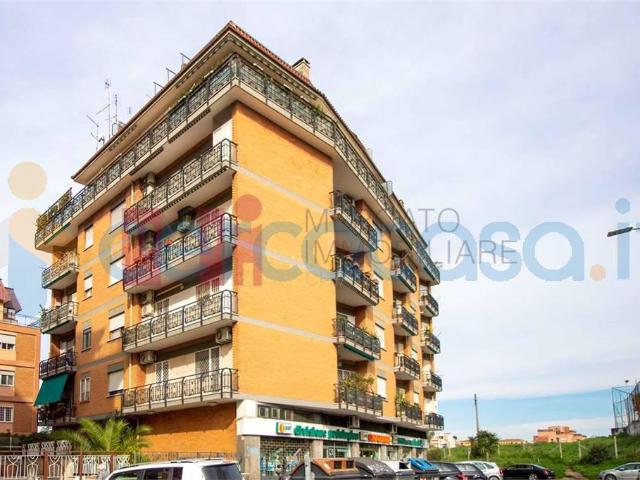 Appartamento in ottime condizioni, in affitto in Via Emilio De Marchi, Roma